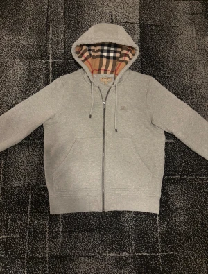 Burberry kofta - Använd ett par gånger bara, inga defekter eller syn på användning! Hör av er vid intresse.