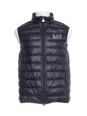 Svart dunväst från Emporio Armani EA7 - Säljer en svart dunväst från Emporio Armani EA7 med quiltad design och hög krage. Västen har en snygg logotyp på bröstet och dragkedja framtill. Perfekt för lager-på-lager och streetstyle. Passar dig som gillar stilrena och sportiga plagg.