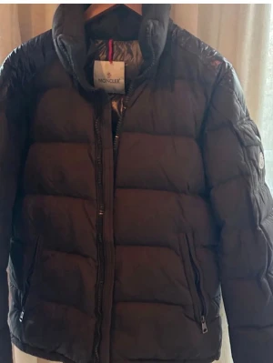 Moncler octavien giubbotto - Moncler octavien giubotto i storlek 2 vilket motsvarar S/M kom privat för fler bilder och funderingar givetvis äkta tags och dustbag ingår 