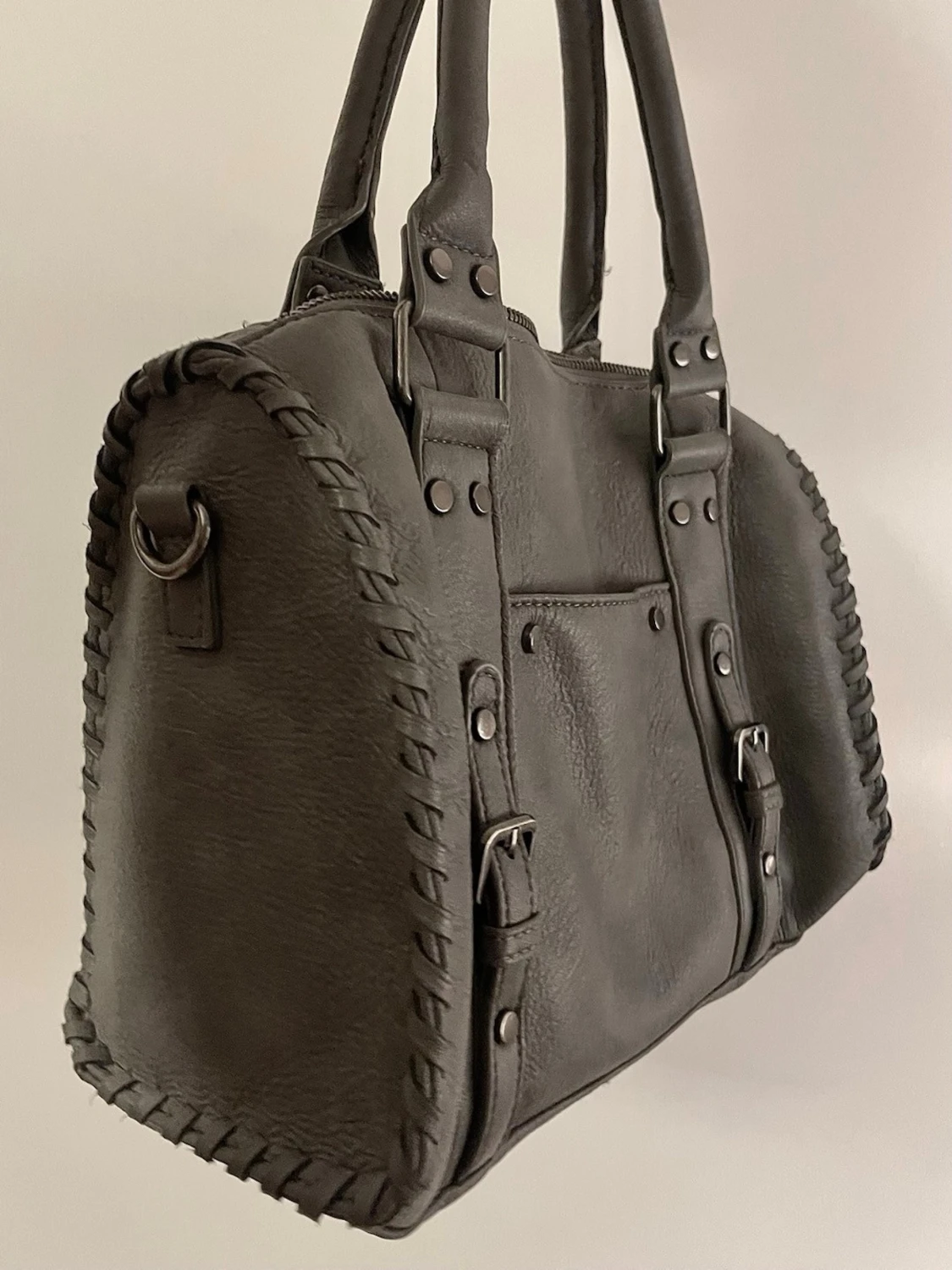 Grå handväska med detaljer - 4