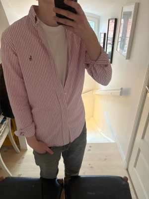 Ralph lauren skjorta  - Randig rosa skjorta från Ralph lauren, storlek S och sitter bra på mig som är 180, skriv vid frågor!