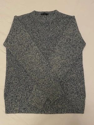 Stickad tröja - Fin grovstickad tröja i en väldigt fräsch ljusblå färg(se sista bilden). Passar till vardagliga tillfällen likväl finare tillfällen. Bra skick, storlek L men sitter mer som M.