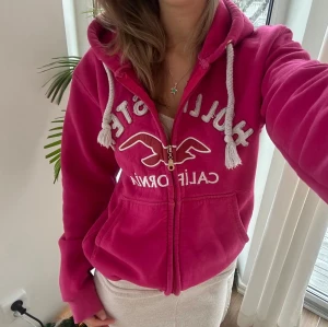 Hollister zip  - En zip från Hollister i storlek M. Jag fraktar inom 24h. Se liknande plagg i min profil! 