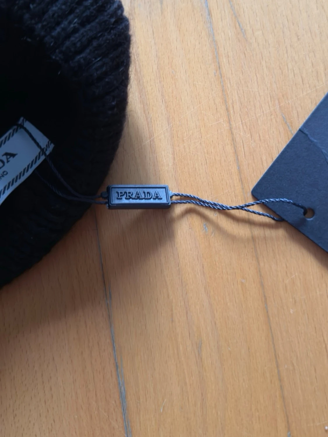 Svart stickad mössa från Prada - 4