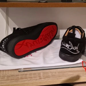 Helt nya louboutins - Helt nya svarta Louboutin skor med vit text där bak. 0bs lnte 0rglnaI