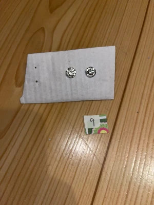 Korvakorut - Hopean väriset korvakorut. Puhdistettu ja desinfioitu käytön jälkeen. Eläintalous MMM, lisätietoja saa kysymällä Katsothan myös muut ilmoitukseni Tarjoa 