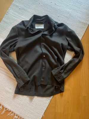 Olivgrön skjorta - Olivgrön 🫒| Skjorta från A Day’s March | strl S passar M | nypris 1499 | knappt använd inga defekter | fler bilder går att lösa