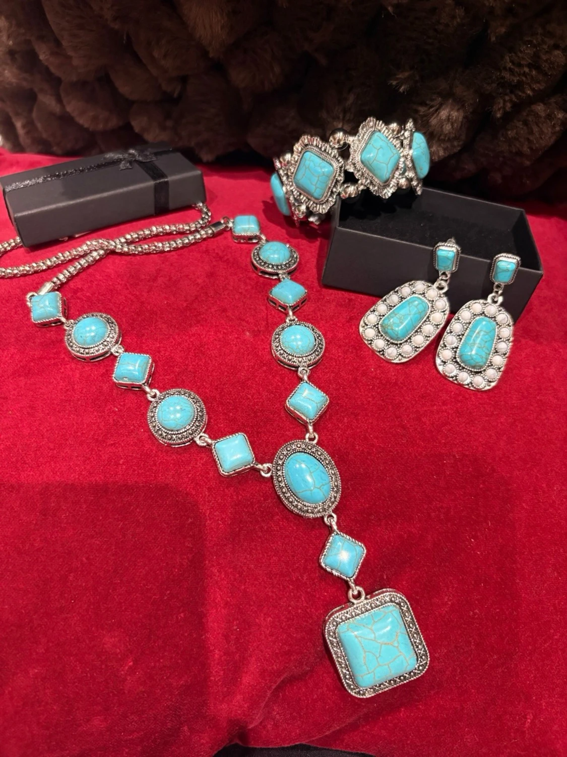 Turkos väst med silverdetaljer