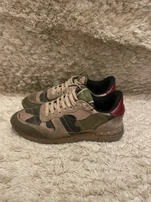 Valentino rockrunners - Ett par snygga valentino rockrunners! Skick 7/10 Ingår: bara skorna