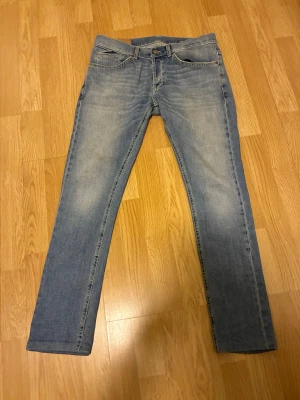 Dondup ljusblåa skinny jeans i storlek 31 - Säljer ett par ljusblå dondup skinny jeans  i storlek 31. 