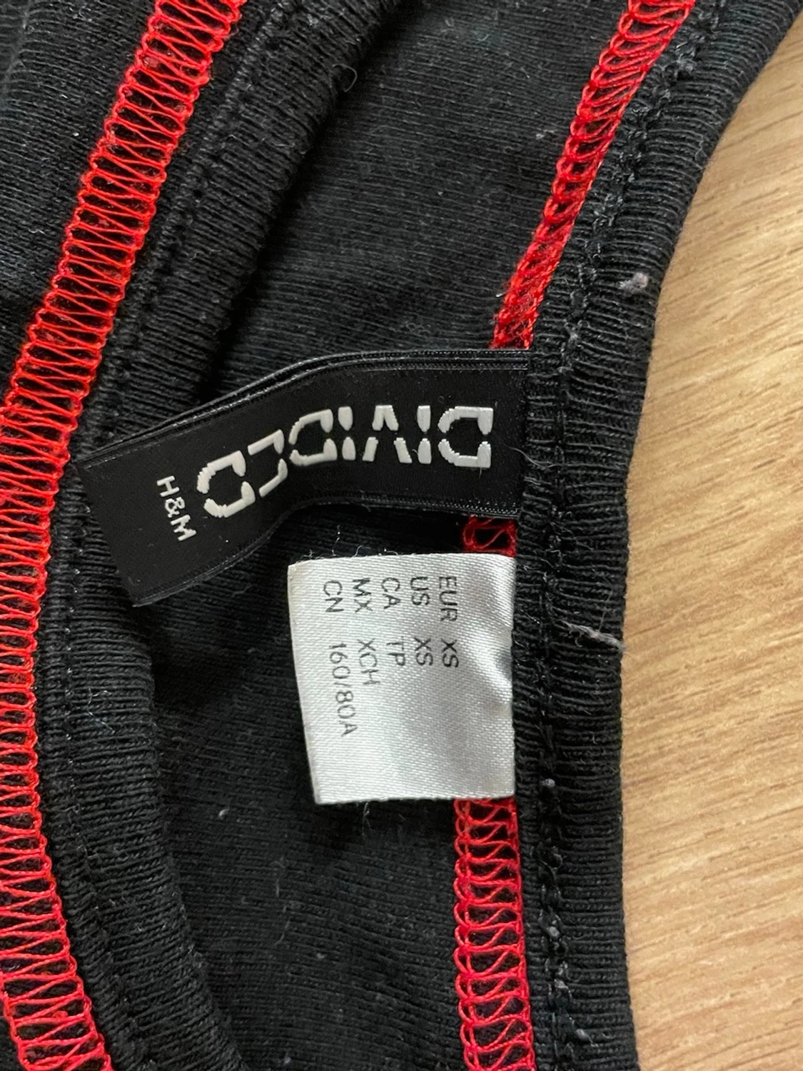 Svart croppad topp med röd print  - 2