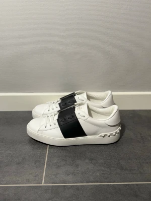 Valentino open  - Valentino open svart, storlek 39 passar 40, skick 9,5/10 som nya, endast skor medföljer vid köp, vid funderingar hör av er.