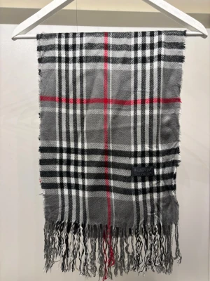 Vintage Burberry Halsduk Scarf - -Riktigt bra skick, knappt använd. Nypris på dessa ligger på runt 5000kr, vilket gör detta till ett sjukt bra pris! Halsduken är gjord i Lamull, och är perfekt inför hösten och den kommande vintern. Anledningen till att det står ”Burberry’s” och inte ”Burberry” på lappen är eftersom halsduken är från några år tillbaka, innan de bytte namn! Om du har någon fråga är det bara att skriva till mig. /elgnce