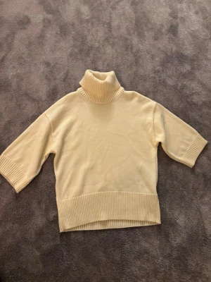 Populär stickad tröja  från H&M - Säljer en populär stickad tröja från H&M i storlek S. Slutsåld på hemsidan. Den är endast använd en gång, skicket är som nytt.