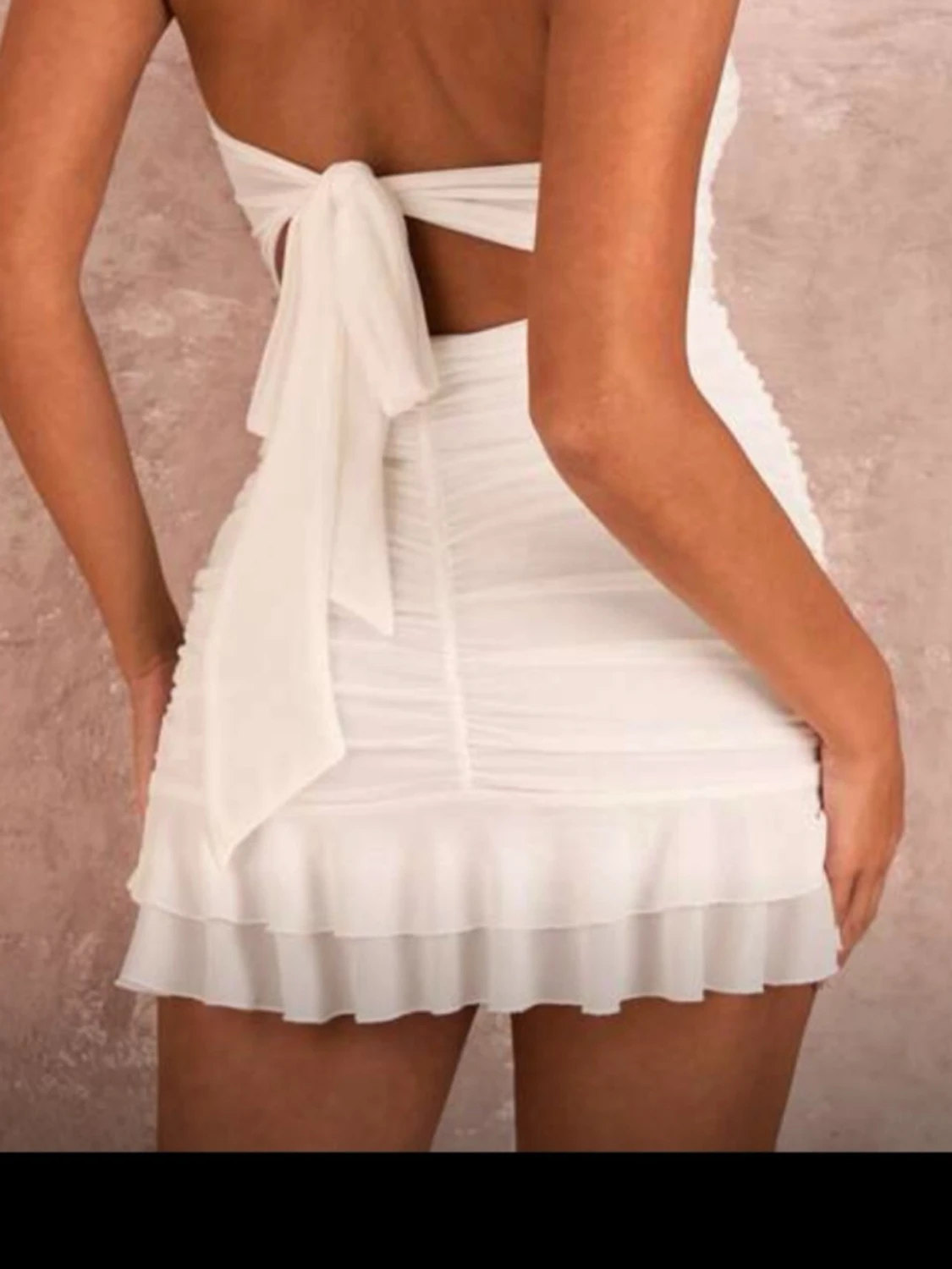 Vit axelbandslös kortklänning med rosett - 1