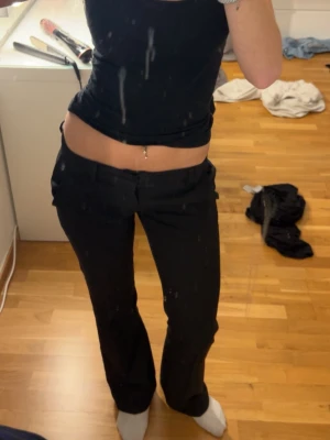  lågmidjade kostymbyxor - Säljer ett par svarta kostymbyxor med låg midja och bootcut. Säljer dom för jag tycker inte dom sitter bra på mig❤️