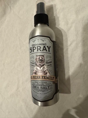Mr Bear Family Grooming Spray Sea Salt - Grooming Spray Sea Salt från Mr Bear Family i en silverfärgad aluminiumflaska med svart spraymunstycke. Innehåller naturliga ingredienser som trollhassel, nässla, aloe vera och risprotein. Ger textur och volym till håret, passar alla hårtyper och är fri från silikoner och sulfater.