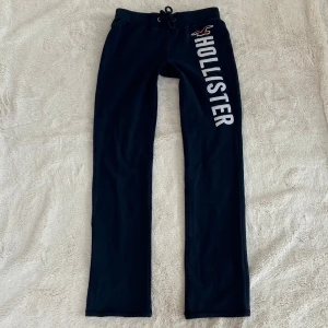 Hollister lågmidjade byxor  - Ett par byxor från Hollister i storlek XS. Rakt över midjemått: ca 33cm. Innebenslängd: ca 72cm. Jag fraktar inom 24h. Se liknande plagg i min profil! 