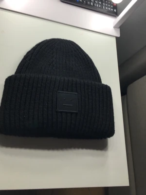 Acne mössa - svart  - Hej! Säljer min acne studios mössa i svart som jag använda mån gång i våras men har mest legat så den är i helt nytt skick! Inga fläckar eller skador💕 one size/vuxen 