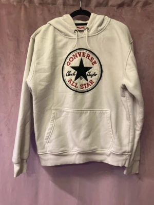 Converse hoodie - Säljer en skön bit converse hoodie storlek s som passar med det mesta😁