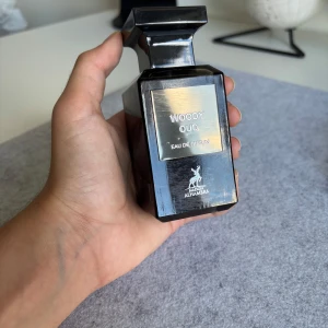 Woody Oud - Hej! Säljer en fet parfym från Maison Alhambra! | Denna kommer i en premium glasflaska i svart ⬛️ med fin design | Denna parfymen är en doft som är inspererad av Oud Wood från Tom Ford 💯 | Perfekt för dig som gillar manliga och sofistikerade dofter! | Skriv vid intresse 🤝