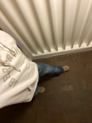 Abercrombie & fitch Hoodie - Abercrombie & fitch Hoodie vit, inga defekter och sitter jättebra på mig som är 183 och väger 75kg. Jätte fet och superbra basplagg. Om du är intresserad är det bara att höra av sig🙌😁