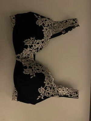 Intimissmi bh  - Har aldrig använt den. Den är super push up och de är storlek 75D