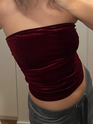 Vinröd topp  - Säljer denna vinröda toppen som är i velour material och har scrunch på sidan ❤️ ge prisförslag! 