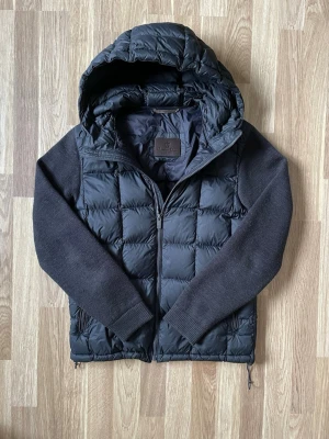 Grå cardigan från Massimo dutti - En går cardigan från Massimo dutti, i storlek M. Är i väldigt bra skick, skriv vid minsta fråga.😀