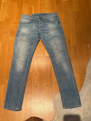 Dondup George stl 32 - Dondup ljusblå med snygg tvätt och några små slitningar. Stl 32 hör av dig vid mer funderingar eller bilder!