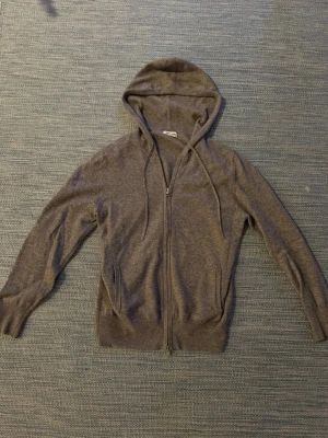 Soft Goat Hoodie - Grå Hoodie i fint skick