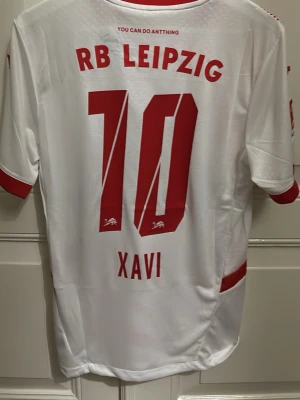 RB Leipzig Xavi tröja  - Säljer en RB Leipzig matchtröja med Xavi och nummer 10 på ryggen. Tröjan är i ny oanvänd med prislappen kvar