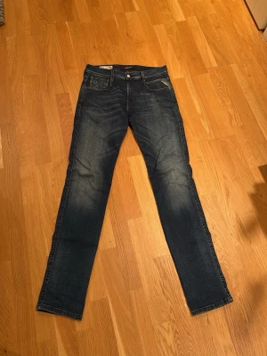 Replay slim fit jeans - Säljer nu ett par replay jeans då dem är för små för mig just nu. Modellen är hyperflex anbass som är slim fit och stretchiga. Använda några antal gånger men fortfarande i väldigt bra skick. Enligt mig väldigt snygg tvätt på jeansen. Skriv för frågor! 