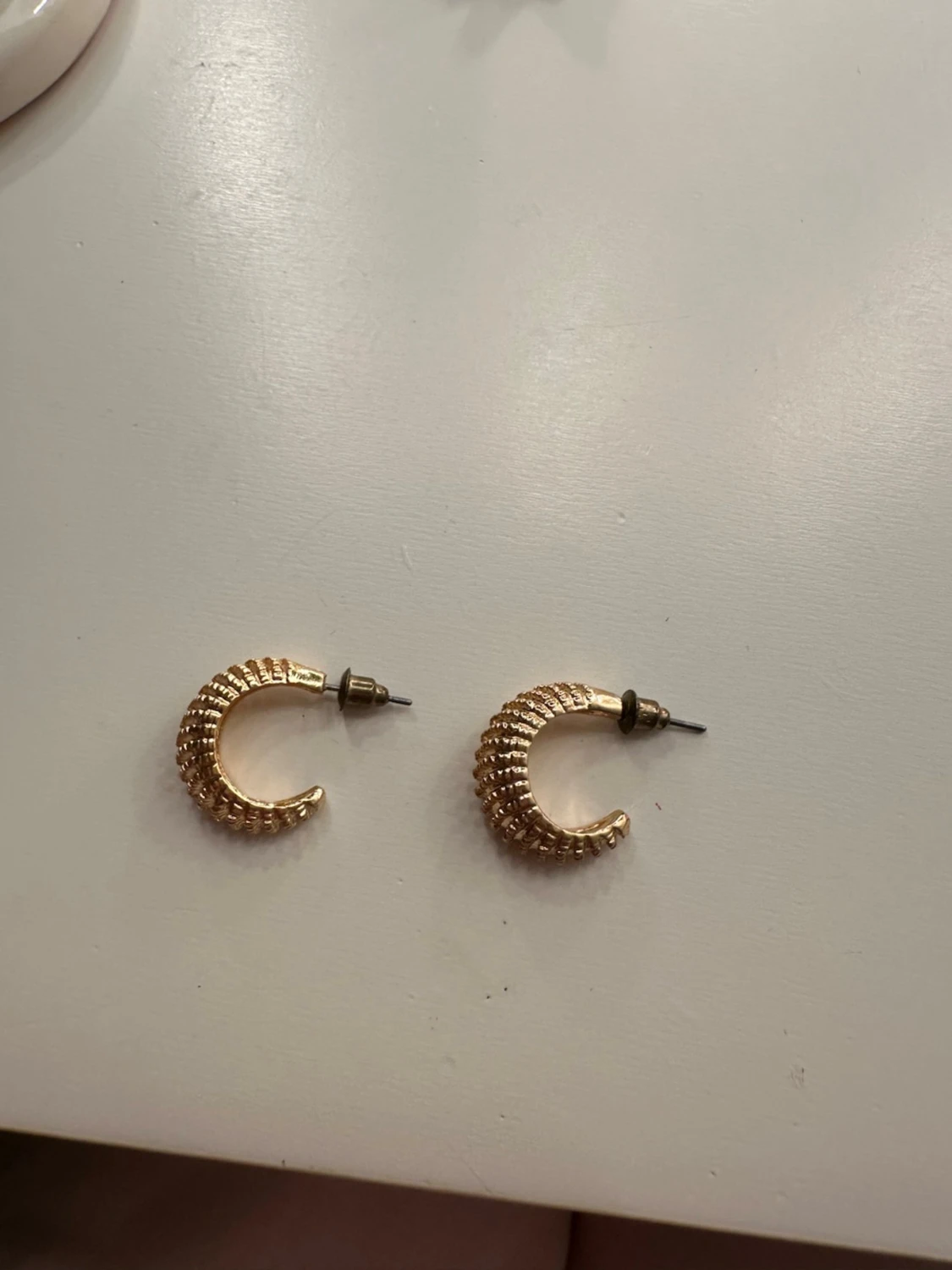 Guldiga ribbade örhängen