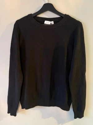 Svart stickad tröja från Vila - Säljer en enkel och fräsch vit stickad tröja från VILA i storlek M. Perfekt för lager-på-lager och chill dagar! Nypris: 329kr Säljer även en i vit!!
