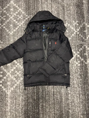 Svart ralph lauren jacka - Helt ny svart polo ralph lauren jacka i storlek S. Perfekt nu när de lite kallare👍🏼