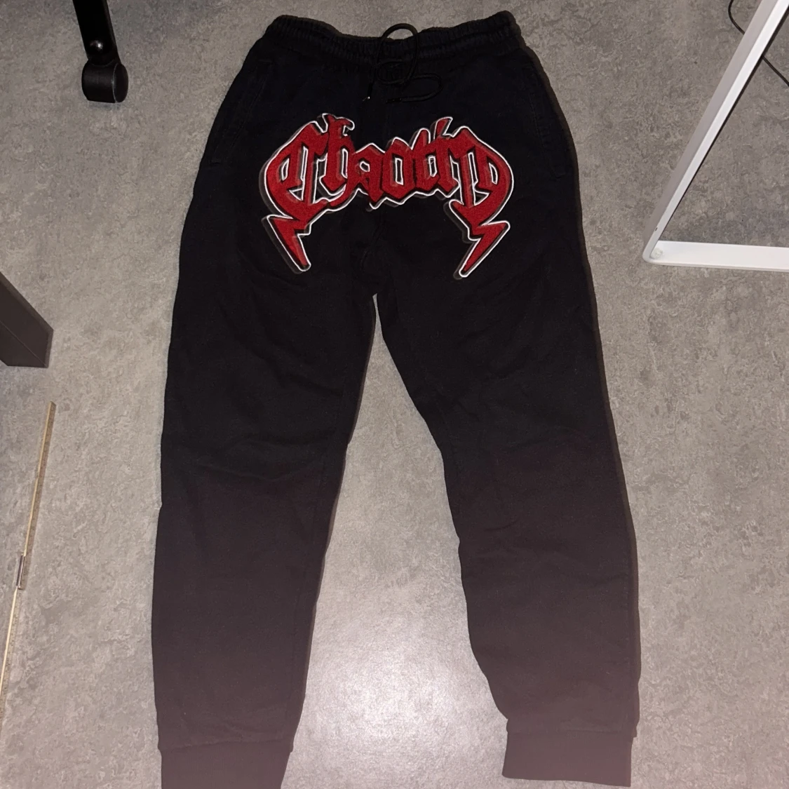 Svarta mjukisbyxor FSBN med röd text