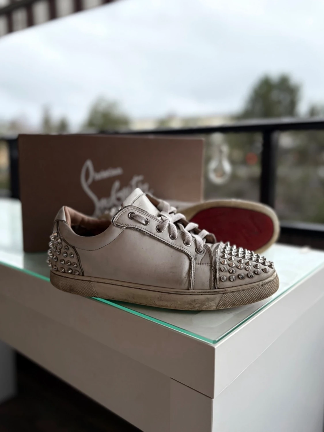 Vita sneakers med nitar från Louboutin