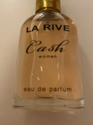 La Rive Cash Woman Parfym - Säljer en 30ml perfym från la rive. Den doftar bland annat blommor och rikt . Perfekt om man vill ha en billig perfym som luktar gott 