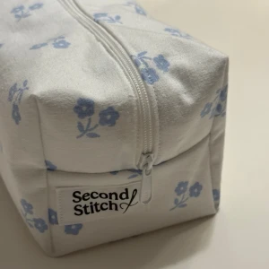 Handgjord necessär av second hand tyger - En handgjord necessär utav second hand tyger. Unik, hållbar och perfekt för att samla alla dina vardagsfavoriter i väskan. Fodrad och stängs med dragkedja. Endast ett unikt exemplar.                  Instagram: secondstitch.bymatilda 💕