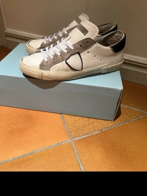 Philippe Model vit/grå prsx - Snygga sneakers från Philippe Model i vitt och grått med svarta detaljer. Skorna säljs då de är för små. Bra skick och perfekt för dig som gillar stilrena och trendiga sneakers. Pris kan diskuteras.