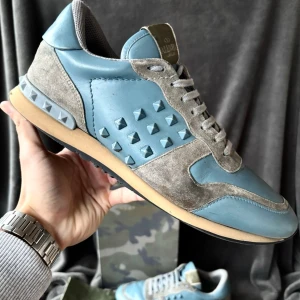 Valentino rockrunner skor - Valentino rockrunners | originalstorlek: 43, fråga om innermått vid osäkerhet | ingår: först till kvarn när det gäller tillbehör. Har ett limiterat antal. Välj på box eller dustbag, äkthetskort går att läggas till 