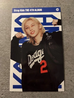 Stray kids album mini poster Felix  - Ny! Official! Stray kids mini poster från deras nya fantastiska album karma! Andvänder tyvär inte han eftersom han inte är min bias så får låta er andvända han❤️. Han är helt ny och med en glänsande toppen! Kvalitet på postern är som inget annant! Älskar det! Köp för 70kr bara! Perfekt för din som älskar Felix bias! Kommer såklart med freebies ❤️