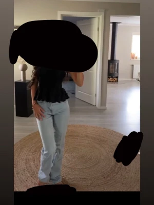 Ljusblå jeans, tajta/baggy  - Säljer ett par ljusblå jeans med rak passform uppe men lite lös i Nedre delen och klassisk femficksdesign. Jeansen har normal midja och är tillverkade i ett mjukt denimtyg som ger en chill och avslappnad vibe. Perfekta att styla med sneakers eller boots.