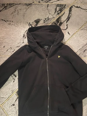 Lyle & Scott - Zip Hoodie - Säljer min Lyle & Scott - Zip Hoodie näst in till ny, inga skador överhuvudtaget kan garanteras, kostar 700kr ny pris säljs för 350. Det är storlek 15/16years så det är typ XS/S