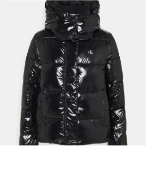 Calvin Klein Vinterjacka  - Svart glansig vinterjacka som passar alla stilar, superbra skick och storlek xs/s skulle jag säga! Skriv för mått eller bättre bilder så fixar jag det, skicka prisförslag!!