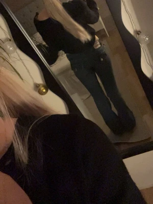 True Religion blå bootcut jeans - Säljer ett par blå jeans från True Religion med klassisk patch bak och tydliga kontrastsömmar. Modellen har bootcut-ben och låg midja. Jag har även spretat upp sömmen längst ner så dem har blivit lite längre ä, tyckte de blev en snygg detalj också. Hör av er för mer bilder.