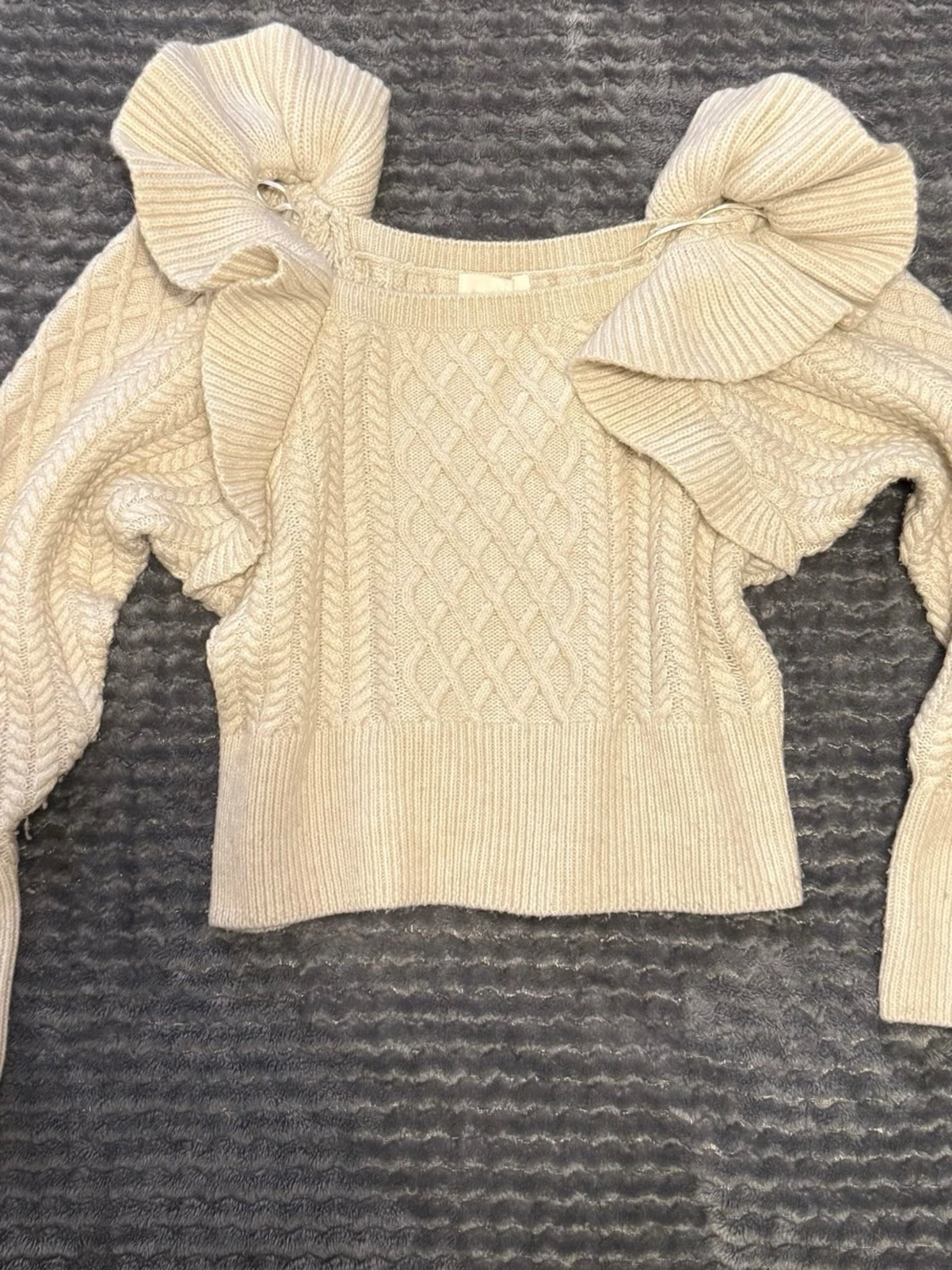 Beige stickad offshoulder tröja med volang - 2