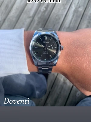 Svart Doventi klocka X silver  - 🌟 Doventi - Helt ny och oanvänd klocka i toppskick! 🌟 🎁 Levereras komplett med originalbox. ✨ Perfekt skick, garanterat utan defekter. ⚙️ Enkel justering för optimal passform. 🚀 Snabb leverans samma dag – direkt till dig!
