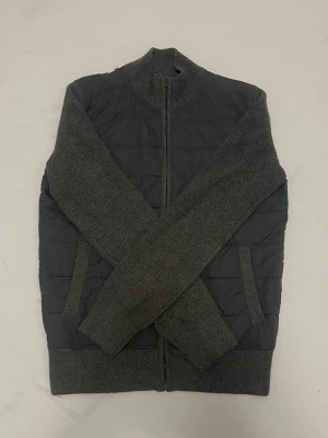 Ull cardigan jacka - Riktigt snygg cardigan med stickade ärmar i ullblandning perfekt nu mot våren och även över en hoodie/kofta nu under kallare tider. Den är i bra skick, storlek M. Skriv vid minsta intresse, pris kan alltid diskuteras vid smidig affär 😀